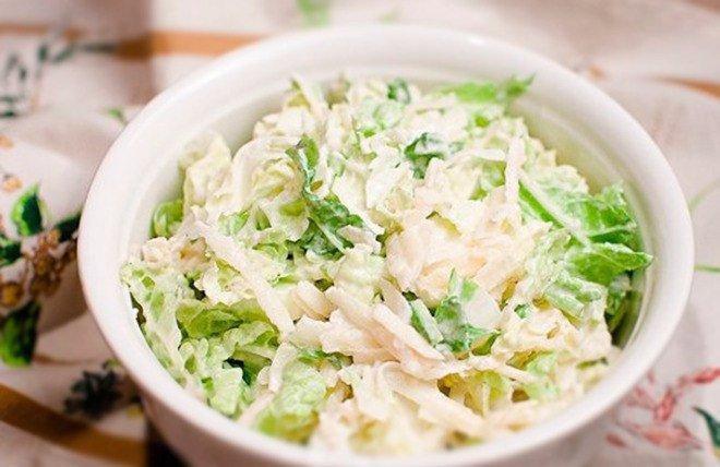Салат из пекинской капусты с курицей.Ингредиенты:Пекинская капуста — 300 гКуриное филе — 1 шт.Огурец ...