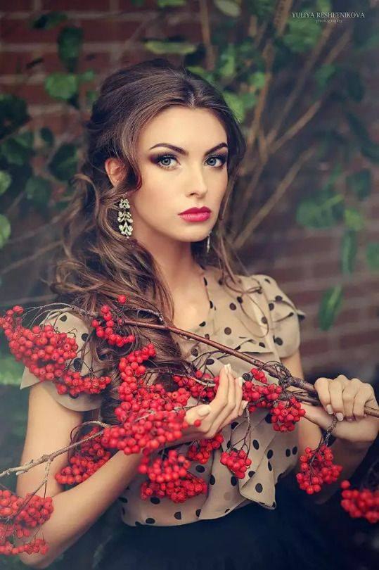 Осенние краски, осенние дни... Вновь гроздья рябины горят как огни... Сияют они, полыхая зарницей, И ...