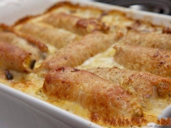 Рулетики мясные к праздничному столу.Ингредиенты:Свиное филе - 700 г.Грибы - 500 г.Лук репчатый - 2 ... - 7