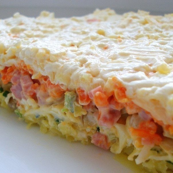 ОЧЕНЬ ВКУСНЫЙ СЛОЕНЫЙ САЛАТИК .Блюдо получается обалденное 1-й слой: отварная картошка, натертая на ...