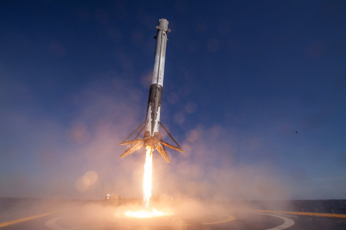 SpaceX впервые посадила использованную ранее первую ступень ракеты Falcon 9.Американская компания ...