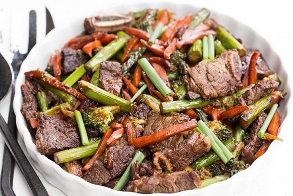 Жареное мясо с овощами.Ингредиенты:Говяжьи ребра — 800 гМорковь — 2 шт.Брокколи — 1 шт.Спаржа — 400 ...