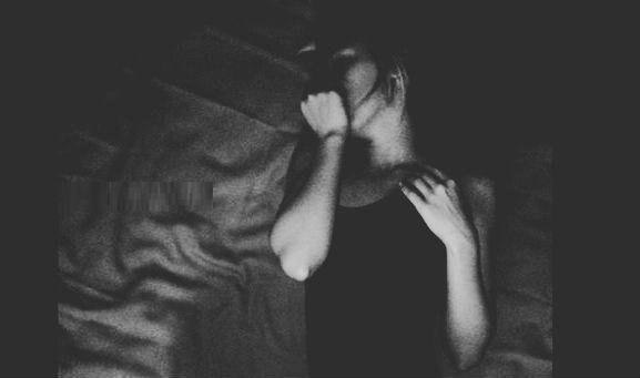 Ты к ней привык, она тебя любила. Подарки не дарил ей и цветов, Не говорил ей, как она красива, И ...