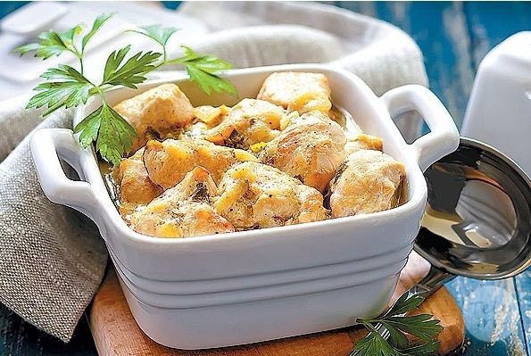 ТУШЕНАЯ КУРИЦА С РОЗМАРИНОМ.На 4 персоны:- филе куриное — 300 г, - розмарин — 4 веточки, - сливки ...