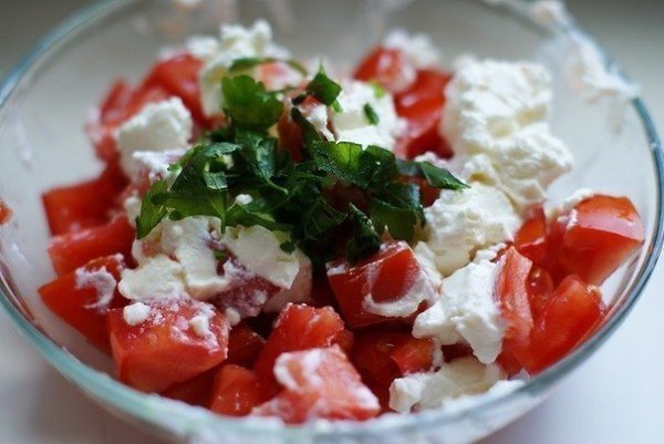 Салат: помидоры с творожным сыром и чесноком.калории на 100 гр 70.85 Б 8.32, Ж 20.64 У 17.99