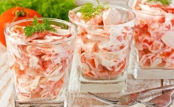 Очень легкий, быстрый и вкусный салат с крабовыми палочками, помидорами и чесноком. Ингредиенты: ...