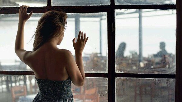 Не привыкайте никогда к любви! Не соглашайтесь, как бы ни устали, Чтоб замолчали ваши соловьи И чтоб ...
