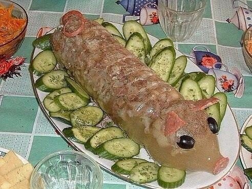Холодец из бутылки .Сварить мясо, как обычно для холодца, посолив, поперчив, в горячий бульон, по ...
