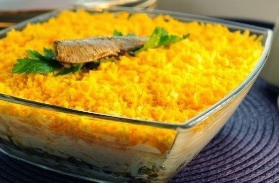 Вкуснейший салат со шпротами! Ингредиенты: 4 отварных яйца, банка шпрот, сухарики, банка грибов, ...