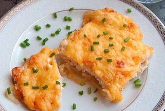 ДИЕТИЧЕСКОЕ МЯСО ПО-ФРАНЦУЗСКИ .ИНГРЕДИЕНТЫ: куриное филе — 2 шт. (250 г) помидор 2 шт. репчатый лук ...