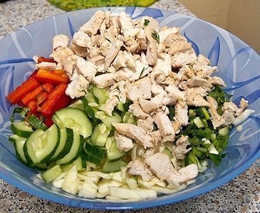 Шаверма.Ингредиенты:Куриная грудка (или другое мясо) - 1 шт.Капуста - 1/2 вилкаОгурцы - 2 шт.Помидор ... - 5