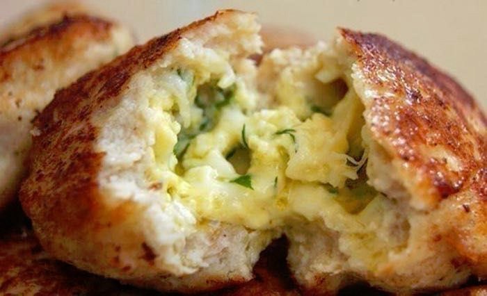 Куриные котлеты с начинкой из сыра и яйца.Сразу скажу нашла это рецепт где эти котлетки жарились на ...