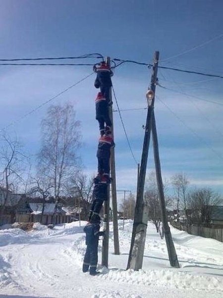 У нас нет в деревне цирка....но у нас есть электрики....)