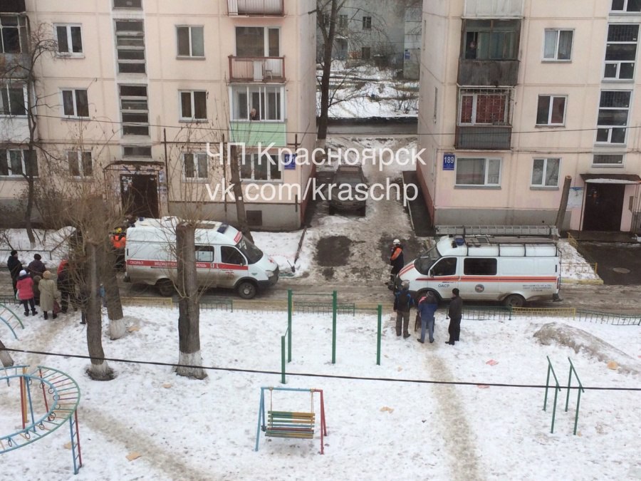 Син красноярск. В Красноярске обвалился подъезд. Женщина упала на козырек дома. Девушка упала на козырек подъезда Красноярск. Красраб 191 Красноярск.