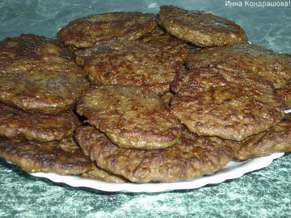 Печеночные котлеты. Печень 500 гр. яйцо- 1 шт. мука- 1 ст. сало- 150гр. лук-1 шт. соль перец Печень ...