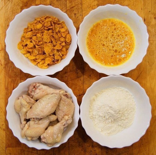 Крылышки а-ля KFC. Ингредиенты: - крылышки - масло растительное - паприка - чеснок - соль - ... - 2