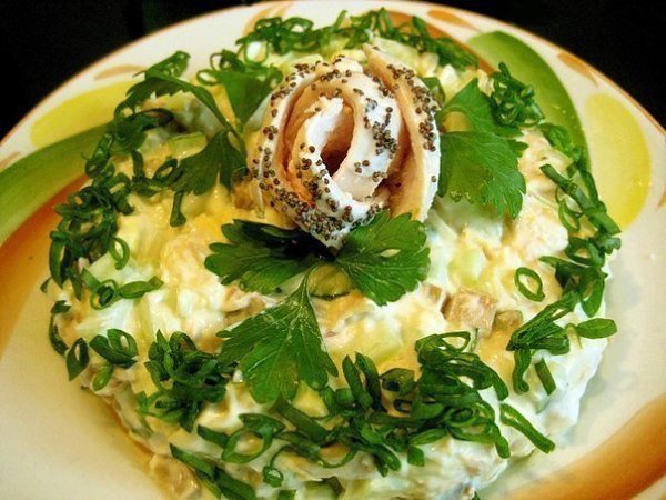 Салат Чебурашка.Ингредиенты:200гр отварной курицы2 соленых огурца1 свежий огурец2 яйца50гр грецких ...