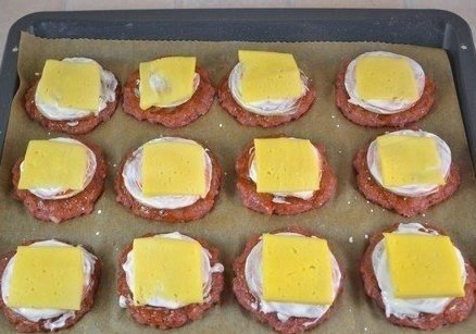 Котлеты в духовке с овощами и сыром.Ингредиенты:- 500 г говядины (можно свинины или готового фарша)- ... - 5