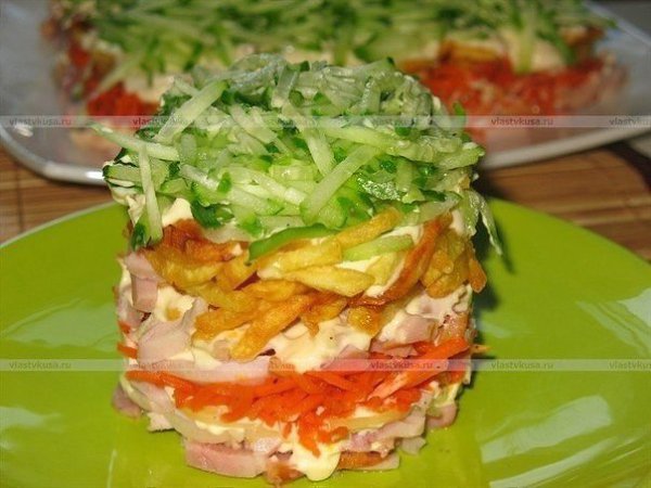 Обалденный слоеный салат с курицей и картофелем.Ингредиенты: курица копченая картофель огурец свежий ...