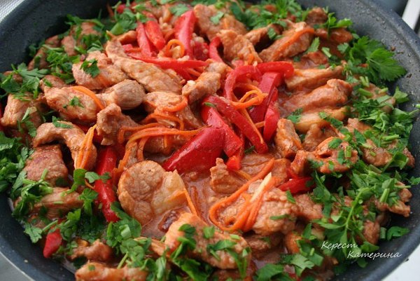 Свинина в томатном соусе с овощами.Необходимо:400 гр свинины2 зубчика чеснока1 морковь, натёртая ...