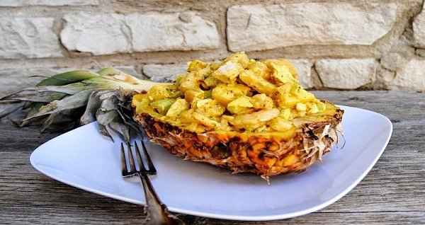 Салат из курицы с ананасом.Изюминка этого салата в необычной подаче. Он станет настоящим украшением ...