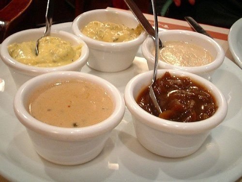Соусы к мясным блюдам. Из того, что есть дома-2 ст.л. майонеза -2 ст.л. кефира -1 ст.л. сметаны -2 ...