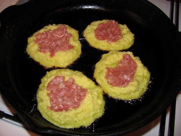 Деруны с мясом.Ингредиенты:- 3 крупных картофелины- 2 яйца- 4 зубчика чеснока- 1 луковица- 4 ... - 2