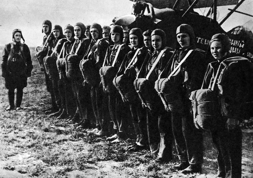 4 января 1930 года - Совнарком СССР принял Постановление о развитии парашютизма среди гражданского ...