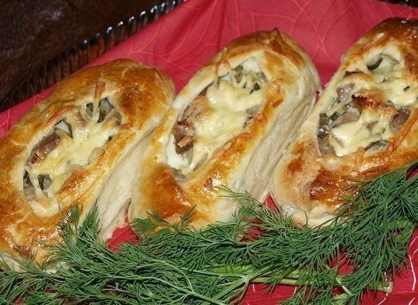 Лодочки из слоеного теста с картофелем, мясом и огурчиками.Ингредиенты:картофель - 1 кг.мясо ... - 2