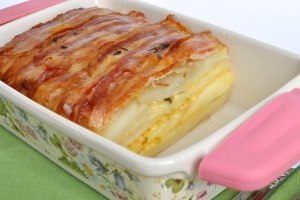 КАРТОФЕЛЬНЫЙ МИЛЬФЕЙ.Ингредиенты:Картофель - 5 шт.Сыр Пармезан - 100 гМасло сливочное - 60 гБекон - ... - 9