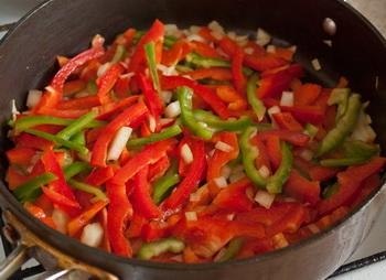 Фрикасе из курицы со сладким перцем.Ингредиенты на 4-6 порций: Основа куриные окорочка или бедра 1 ... - 2