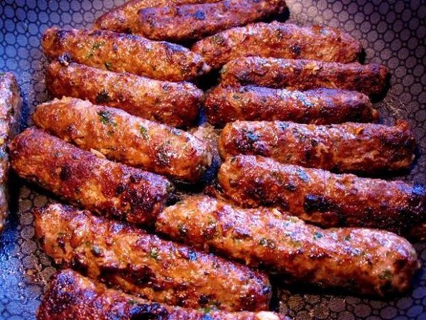 Чевапчичи. Колбаски из рубленого мяса — чевапчичи — прекрасный вариант горячего блюда для ...