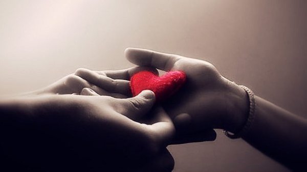 Если не любишь... Не держи... И не играй словами... А если любишь... Не отпускай... Держи двумя ...