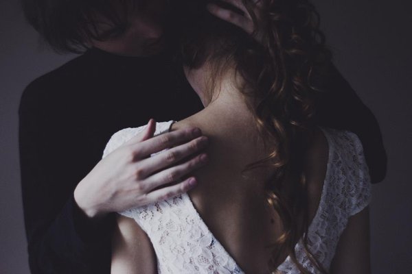 @. Я и ты, нас только двое? О, какой самообман. С нами стены, бра, обои, Ночь, шампанское, диван. С ...