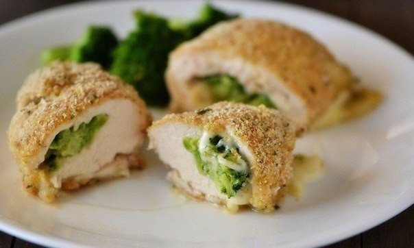 Куриные роллы с брокколи и сыром.Ингредиенты:Куриные грудки — 4 шт.Брокколи — 1 шт.Сыр по вкусуСоль, ...