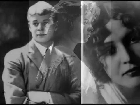 Сергей Есенин.Ты меня не любишь, не жалеешь,Разве я немного не красив?Не смотря в лицо, от страсти ...