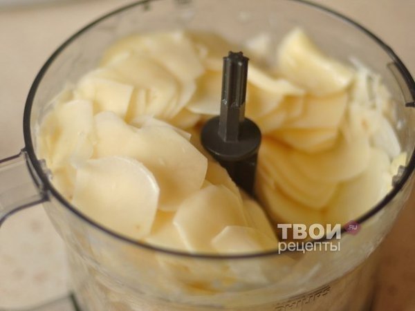 Картофельная запеканка с сыром.Ингредиенты:Картофель 1 кгМасло сливочное 70 гСыр твердый 80 гТимьян ... - 3