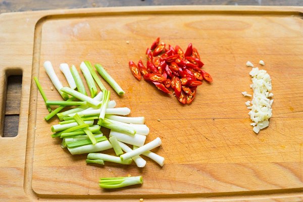 Курица гунбао (kung pao) — для самых крепких.Ингредиенты:Куриное филе — 2 шт.Соевый соус — 1 ст. ... - 6