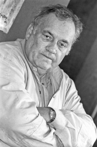 Эльдар Рязанов.Все беспричинно. Чей-то взгляд. Весна. И жизнь легка. Не давит ее ноша. И на душе ...