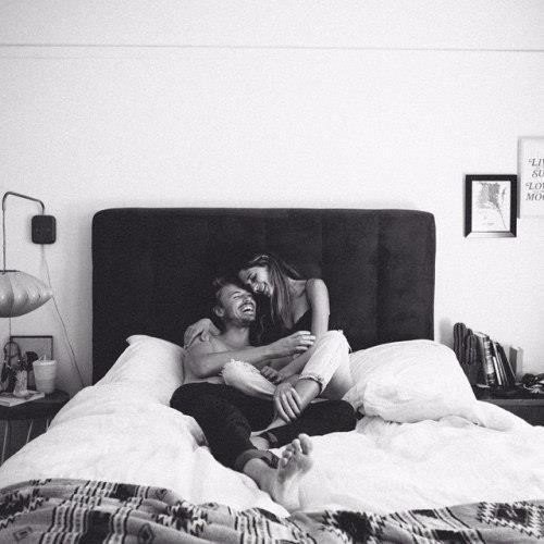 Я знаю что такое любовь на расстояние: Это когда помнишь его каждое касание, Когда безумно скучаешь ...