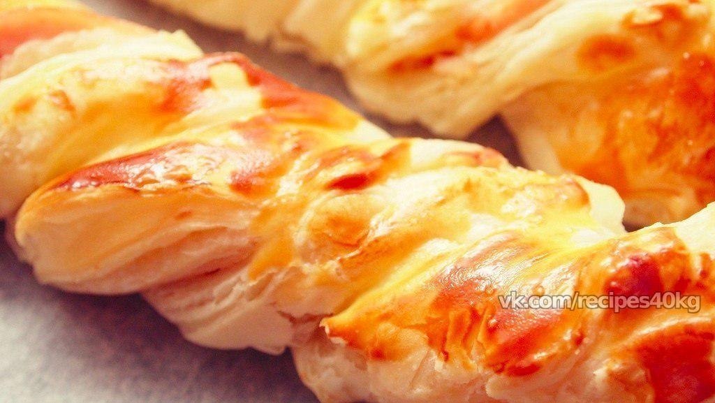 Слоёные косички с курицей и сыром. На 100 гр - 130.67 ккал белки - 9.8 жиры - 7.7 углеводы - 8.1 ...