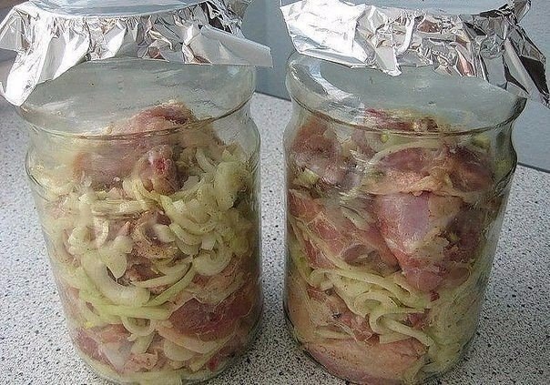 Вкусная курочка в банке.Ингредиенты:- тушка куры около 2 кг (или окорока)- 2 крупные луковицы- ...