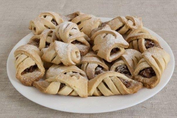 Печенье с яблоками и орехами. .Печенье имеет вид восточной туфельки и называется
