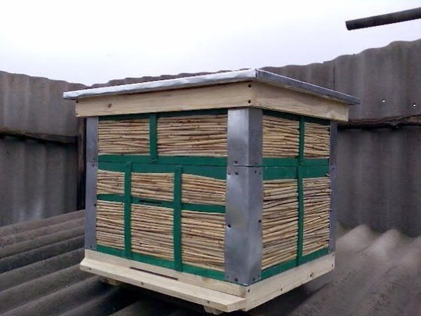 Разборный домик пчеловода. Улей с оцинкованной крышей. Крыша на улей. Крыша улья. Крыша на улей.