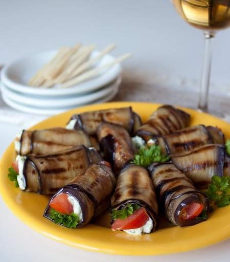 Рулетики из баклажана с фетой и помидорами. По-летнему лёгкое блюдо вкусных рулетиков из баклажан с ...