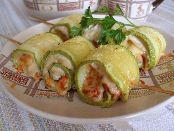 Суперские рулетики из кабачков с куриным мясом.Ингредиенты: -молодые кабачки (или цуккини) - 2 ...
