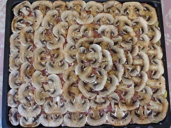 САМАЯ ВКУСНАЯ И ПРОСТАЯ ЗАПЕКАНКА .ИНГРЕДИЕНТЫ: шампиньоны сыр 2 ложки сметаны фарш ломтики ... - 4