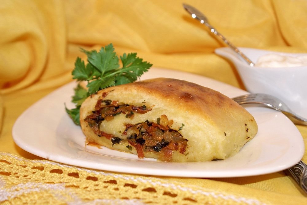 Мекленбургский картофельный рулет со шкварками.Ингредиенты:Картофель отварной — 300 гМука — 250–300 ...