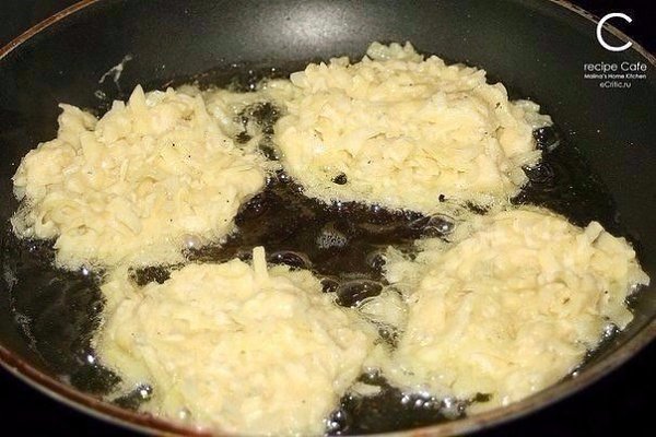 Драники с сыром.Ингредиенты:- 7-10 средних картофелин- 1-2 средних луковицы- 1-2 яйца- 50-100гр. ... - 4