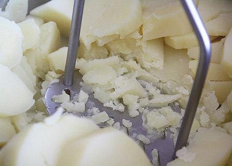 Картофельные зразы с луком и яйцом.Нам потребуется:Картофель - 5 шт.,Яйцо куриное - 3 шт.,Лук ... - 2